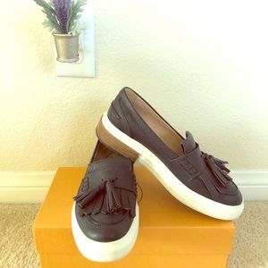 Tod’s navy blue loafers